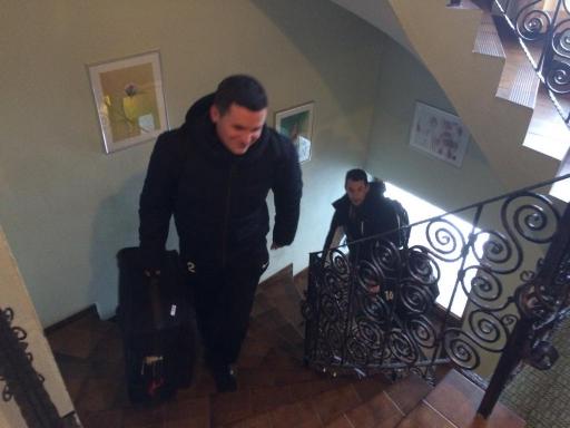 Jonas Birkler und Sebastian Beyer beziehen schwer bepackt ihre Zimmer