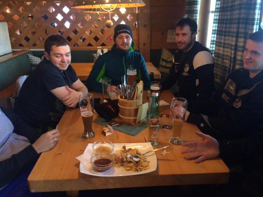 Die Jungs knobeln die nächste Runde aus