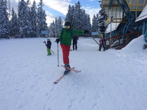Artis zeigt in seinem 2.Jahr auf Ski schon erste kleine Kunststücke