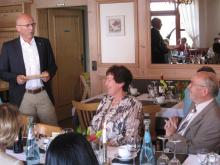 Vorstand Günter Birkler gratuliert Gertrud und Oskar Sachs zur Goldnen Hochzeit