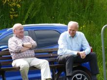 Der Jubilar Klaus als Kiebitz beim Trianing mit Bruder Rolf!